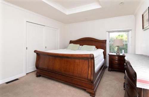 West Menlo Park Maison | 3BR Home Near Stanford Great Back Yard King Bed