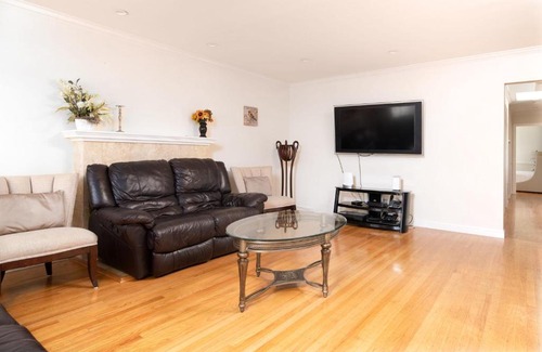 West Menlo Park Maison | 3BR Home Near Stanford Great Back Yard King Bed