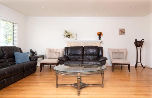 West Menlo Park Maison | 3BR Home Near Stanford Great Back Yard King Bed