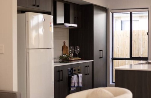Browns Plains Maison | 3BR home w/ cozy interior design