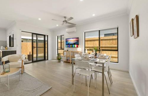 Browns Plains Maison | 3BR home with cozy interior design