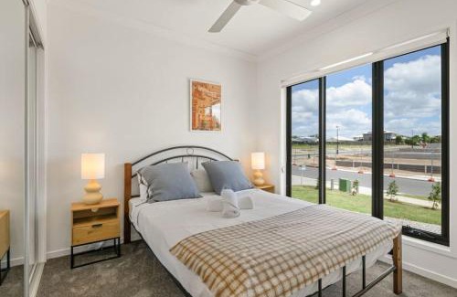 Browns Plains Maison | 3BR home with cozy interior design