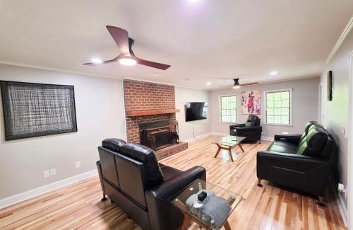McCain Appartement | 3BR House at Pine Forest Hideaway - 12 Minutes to UNC - Near Jordan Lake