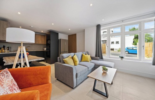 High Barnet Maison | 3BR House in Prime Barnet Location with Driveway