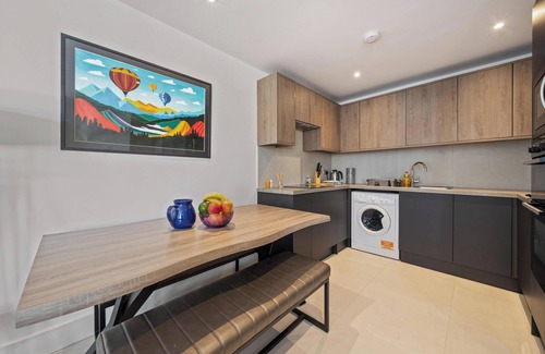 High Barnet Maison | 3BR House in Prime Barnet Location with Driveway