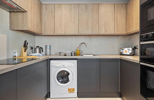 High Barnet Maison | 3BR House in Prime Barnet Location with Driveway