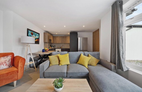 High Barnet Maison | 3BR House in Prime Barnet Location with Driveway