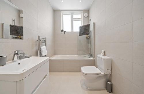 High Barnet Maison | 3BR House in Prime Barnet Location with Driveway