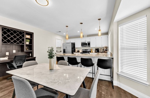 South Arlington Maison | 3BR in Epic Central Area near AT&T Cowboy Stadium - Dallas