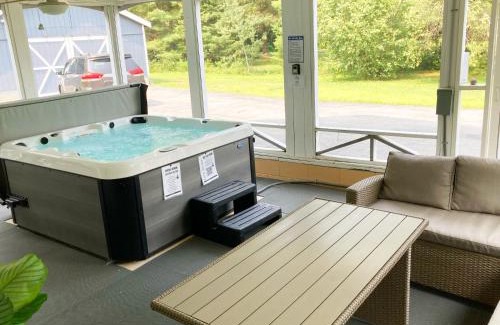 Lake Luzerne-Hadley Appartement | 3BR Lake Luzerne Retreat with Game Room & Hot Tub