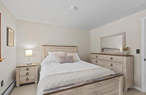 Lake Luzerne-Hadley Appartement | 3BR Lake Luzerne Retreat with Game Room & Hot Tub