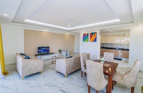 Mombasa Appartement | 3br Luxurious apt facing beach and central to all amenities/entertainment!