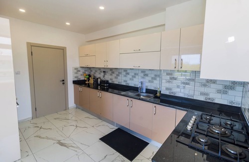 Mombasa Appartement | 3br Luxurious apt facing beach and central to all amenities/entertainment!