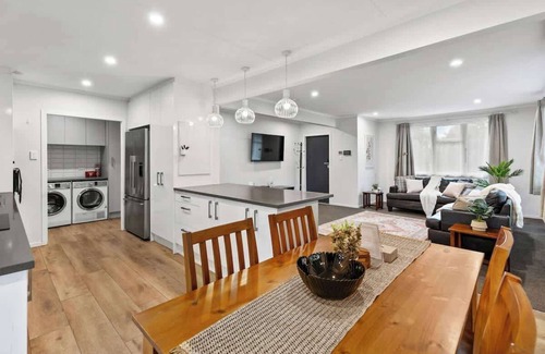 Auckland Maison | 3BR Home with Patio & Parking, Near Tamaki River