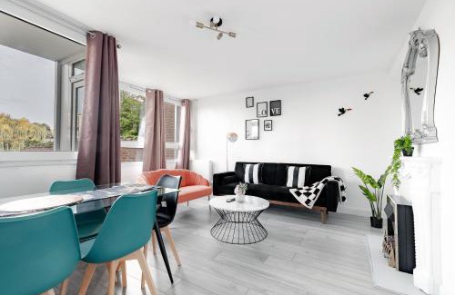 Lansbury Appartement | 3BR Off A13 , Sleeps 6, 2mins to Langdon DLR,Free Parking