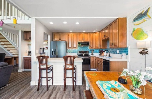 Kaiulani Maison | 3BR - sleeps 7! Golf course and ocean views. Steps from Westin. Walk to beach!