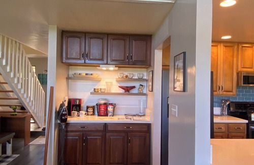 Kaiulani Maison | 3BR - sleeps 7! Golf course and ocean views. Steps from Westin. Walk to beach!