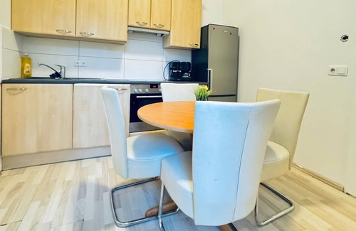 Grinzing Appartement | 3BR Stay for 6P Near FAC Platz