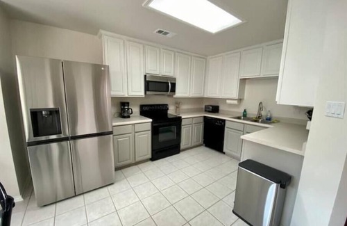 Medical Center District Maison | 3BR Townhouse with pool in Medical Center