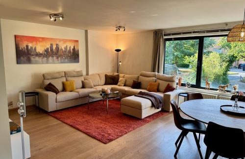Stationsbuurt Zuid Maison | 3BR Villa with Big Garden, Ping-Pong, Cinema, Bath