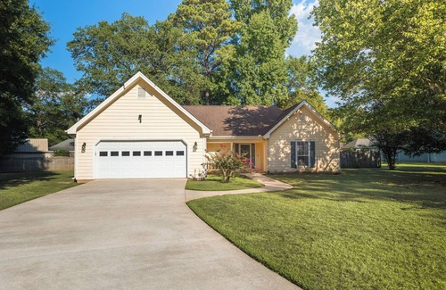 Warner Robins Maison | AtHome+1 Stay | 3BR w/Inground Pool | Fenced Yard