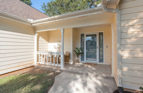 Warner Robins Maison | AtHome+1 Stay | 3BR w/Inground Pool | Fenced Yard