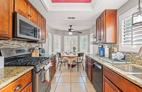 Lake Elsinore Maison | 3BR w/Pool ｜Jacuzzi ｜BBQ｜Fire Pit ｜King Bed