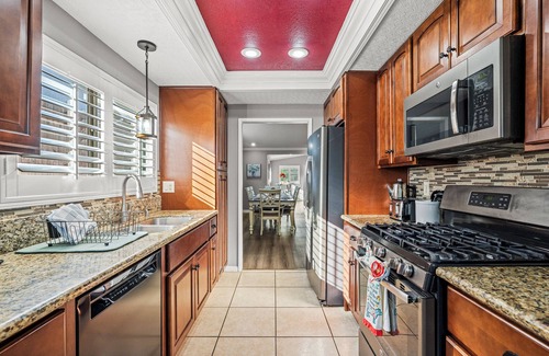 Lake Elsinore Maison | 3BR w/Pool ｜Jacuzzi ｜BBQ｜Fire Pit ｜King Bed