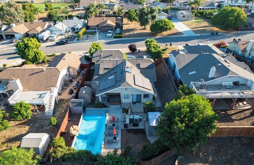 Lake Elsinore Maison | 3BR w/Pool ｜Jacuzzi ｜BBQ｜Fire Pit ｜King Bed