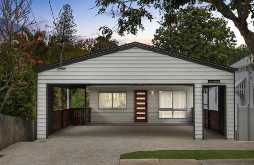 Lota Maison | 3BR15BA House w Parking Close to Eastwood Beach M8