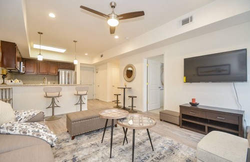 Katy Copropriété | 3C| Charm in the City| Stylish home in Gated Complex