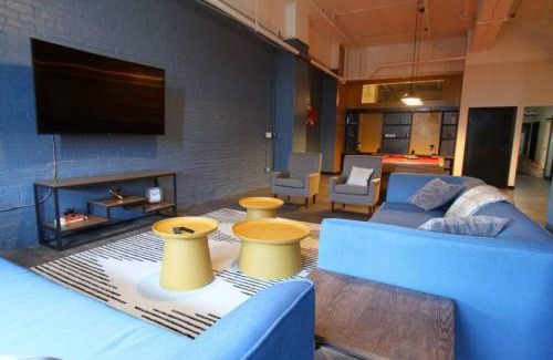 North Oakland Appartement | 3E *New* Huge! Spacious 3 Bedroom in Oakland that sleeps 12!