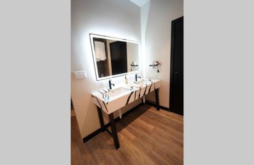 North Oakland Appartement | 3E *New* Huge! Spacious 3 Bedroom in Oakland that sleeps 12!