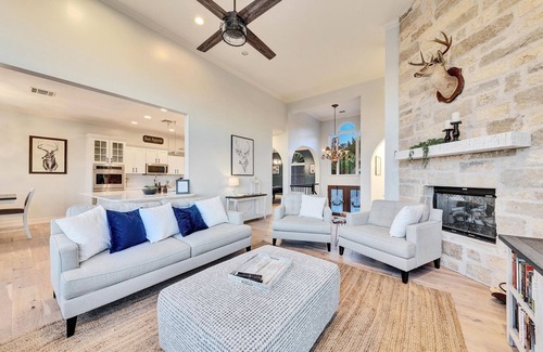 Highland Lake Estates Maison | -New Listing - Élégante retraite de 4 000 pieds carrés avec vue sur le lac et piscine à l'ouest d'Austin