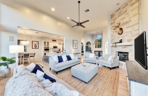 Highland Lake Estates Maison | -New Listing - Élégante retraite de 4 000 pieds carrés avec vue sur le lac et piscine à l'ouest d'Austin