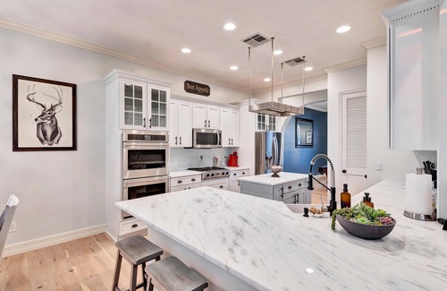 Highland Lake Estates Maison | -New Listing - Élégante retraite de 4 000 pieds carrés avec vue sur le lac et piscine à l'ouest d'Austin