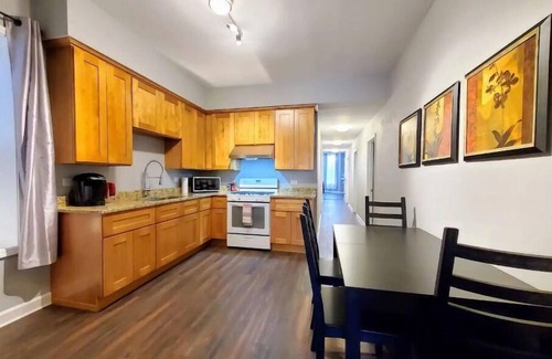 Armour Square Appartement | 4 #1S - 4 Bedroom / 1.5 Bath Condo near McCormick Place, Wintrust Arena