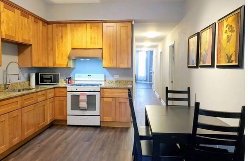 Armour Square Appartement | 4 #1S - 4 Bedroom / 1.5 Bath Condo near McCormick Place, Wintrust Arena
