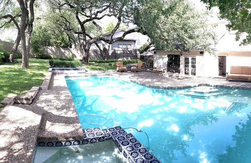Bee Cave Woods Maison | 4/3 Lux Home w / pool 3mils toDwntwn, walk to ACL, 6 miles UT STADIUM * EMPLACEMENT *