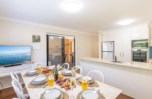 Corlette Maison | 4-49 Bonito St - small dog friendly, air con & Wi-Fi
