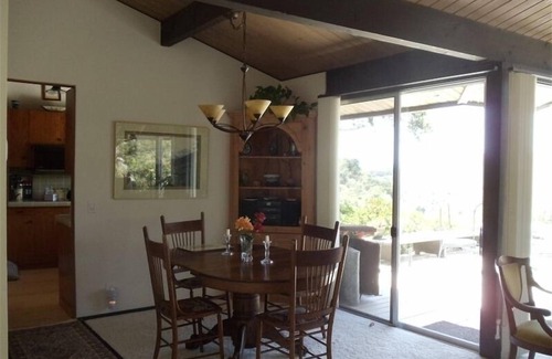 Mission Canyon Maison | 4 400 $. 00 / mois - Maison en verre des amoureux de la nature avec une vue illimitée!
