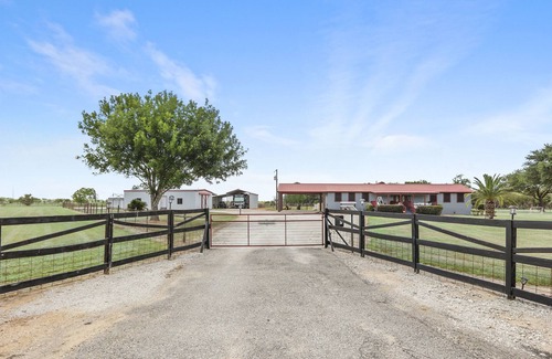 Hempstead Maison | 4.95 acres, pool/basketball/volleyball/soccer close to ATV, Safari, Range, Golf