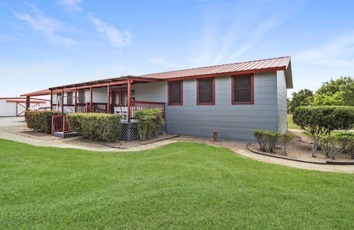 Hempstead Maison | 4.95 acres, pool/basketball/volleyball/soccer close to ATV, Safari, Range, Golf