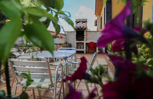 Colmenar del Arroyo Appartement | 4 hébergements avec piscine, jardin et barbecues dans un environnement de nature.