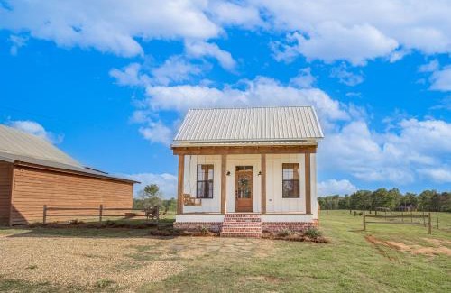 Ludlow Maison | 4-Acre Plot Farmhouse-Chic Retreat in Forest!