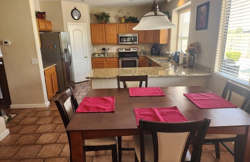San Tan Valley Maison | 4 Bdrm 2. 5 Bath, Private Pool & Spa, Putting Green, sur Johnson Ranch Golf Course