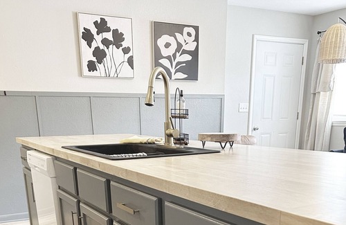 Maryville Villa | 4 bdrm/ 2 bath Walking distance to restaurants on the square! Pet Friendly