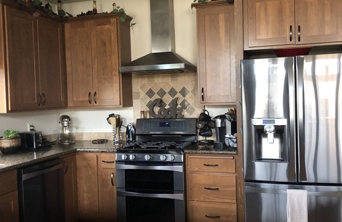 Creswell Maison | Belle maison de 4 chambres avec spa de nage couvert pour 8 personnes près de Emerald Valley G. C.
