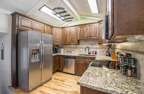 Millard Maison | 4 Bed; 2.5 Bath ; 940 Mbps ; Fenced Yard ; Grill