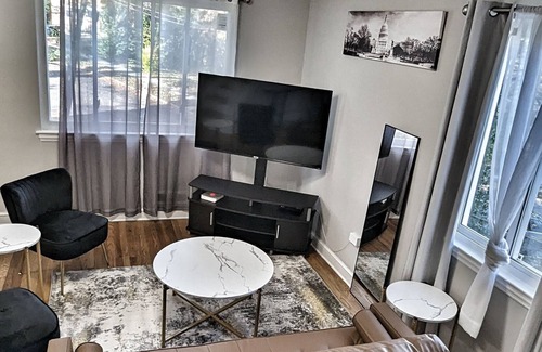 Southeast Maison | 4 Bed 2 Bath - Just over 1/2 Mile to Metro! Plenty of Parking!